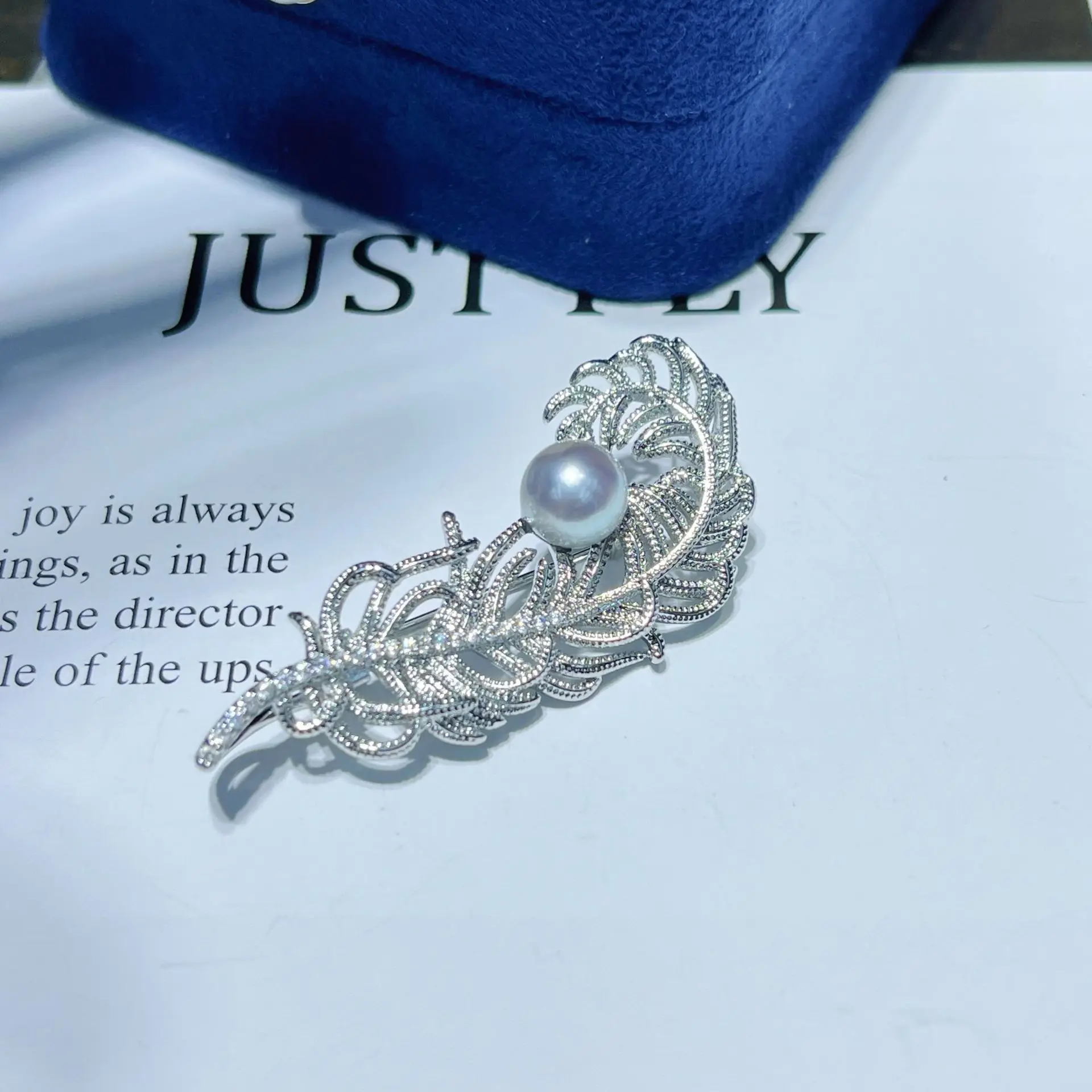 

Seawater Silver-grey Pearl Brooch Seawater Akoya Silver-grey Pearl Feather Brooch