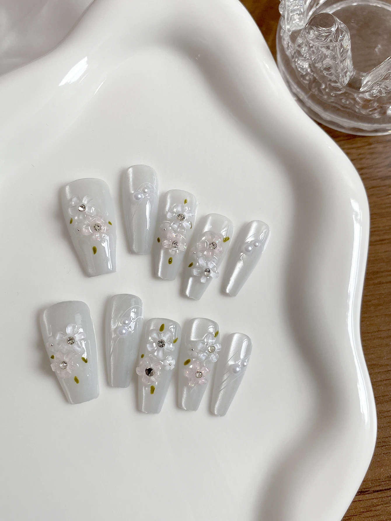 Long Coffin Press‑On Nails, Milky White Cat‑Eye Finish, Handcrafted 3D Flower, Reusable Glossy False Nail