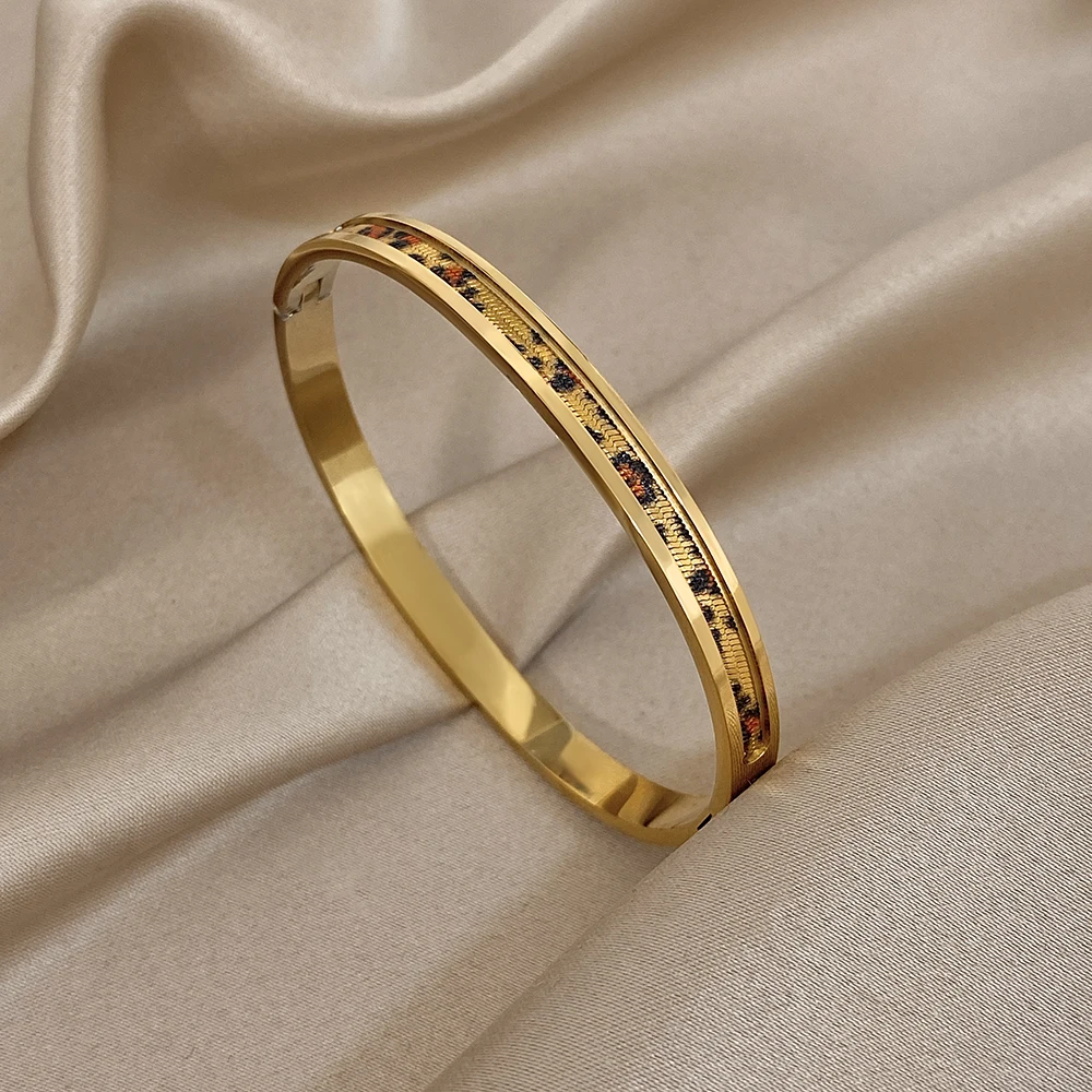 

DODOHAO Vintage Leopard Print Stainless Steel Bracelet Women Luxury Simple Golden Round Spring Bangle Party Waterproof Jewelry