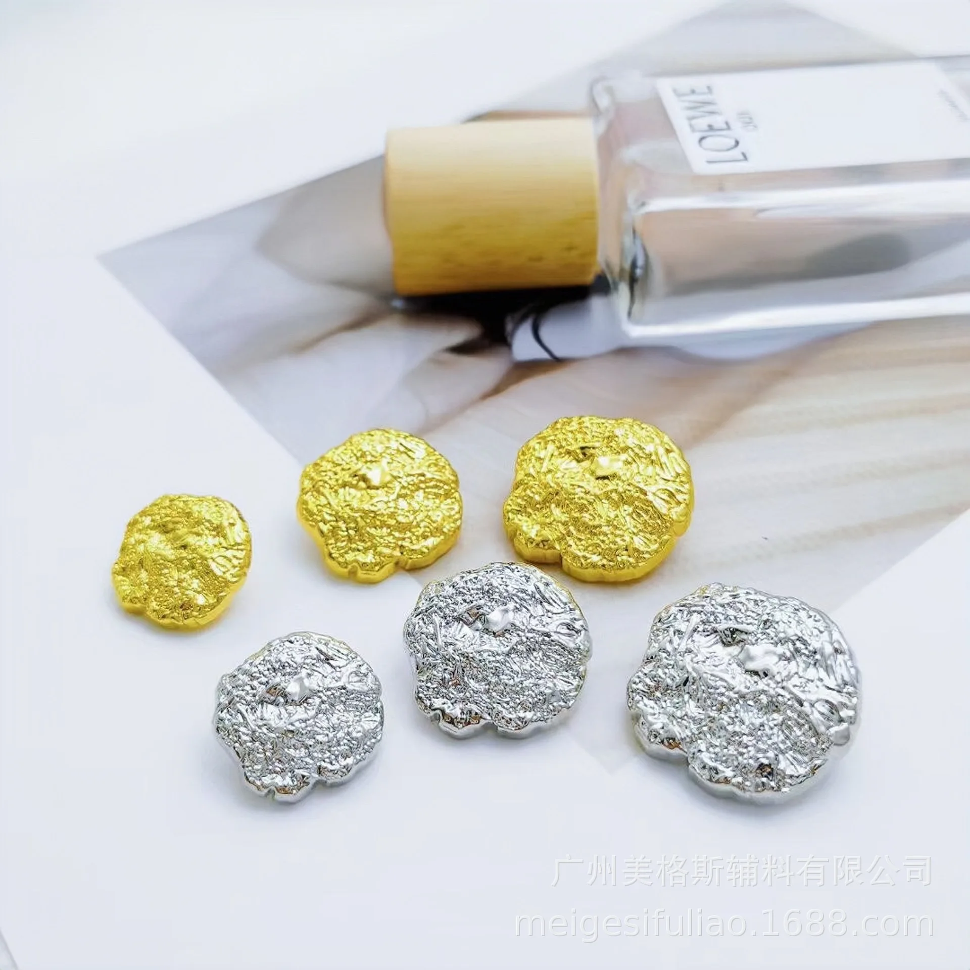

Matte Special-Shaped Large Size Metal Buttons, Alloy Hand Sew Fasteners for Fashion Coat Decoration