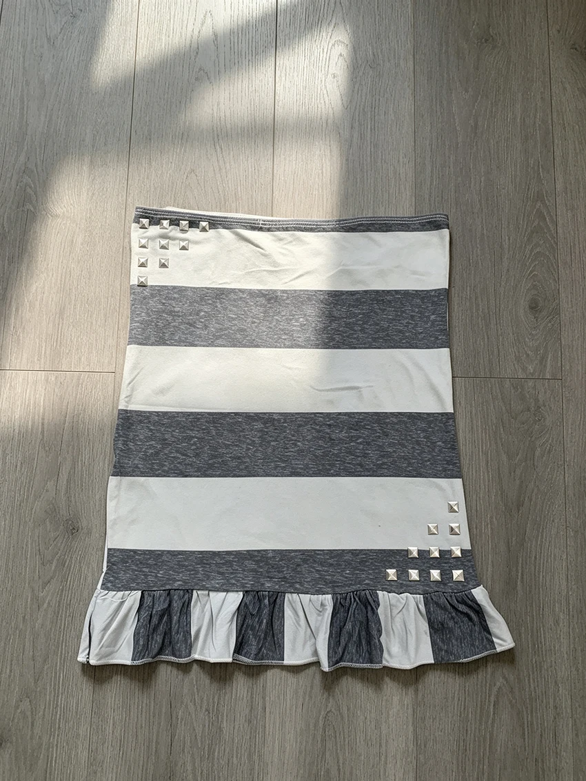 Women Vintage Y2K Grey White Striped Bandeau Top Metal Rivet Accent Ruffle Hem Sleeveless Slim Street Fashion Strapless Tank Top