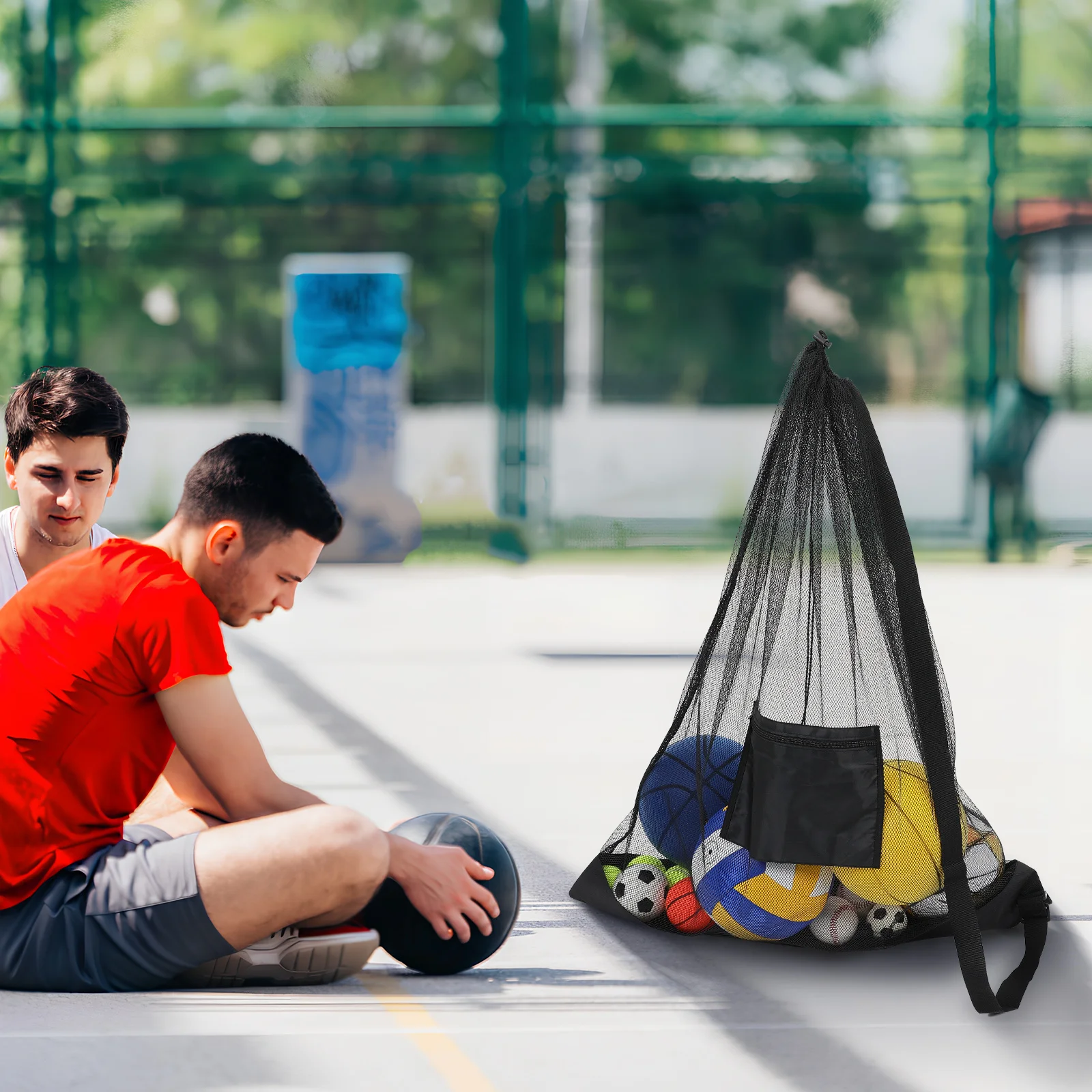 حقيبة كرة شبكية ذات سعة كبيرة لكرة القدم وكرة السلة والكرة الطائرة برباط للإغلاق وجيب بسحاب لتخزين المعدات الرياضية