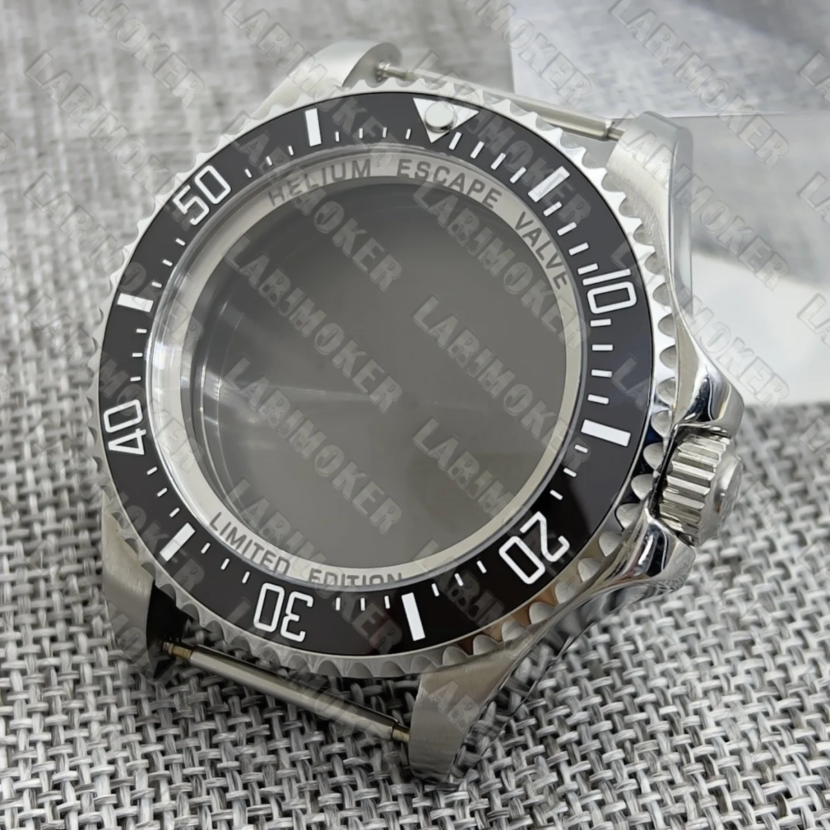 le-boitier-de-plongee-de-43-mm-est-adapte-aux-mouvements-nh34a-nh35a-eta2824-pt5000-mingzhu-et-miyata-ainsi-qu’a-la-lunette-en-ceramique-et-au-verre-saphir