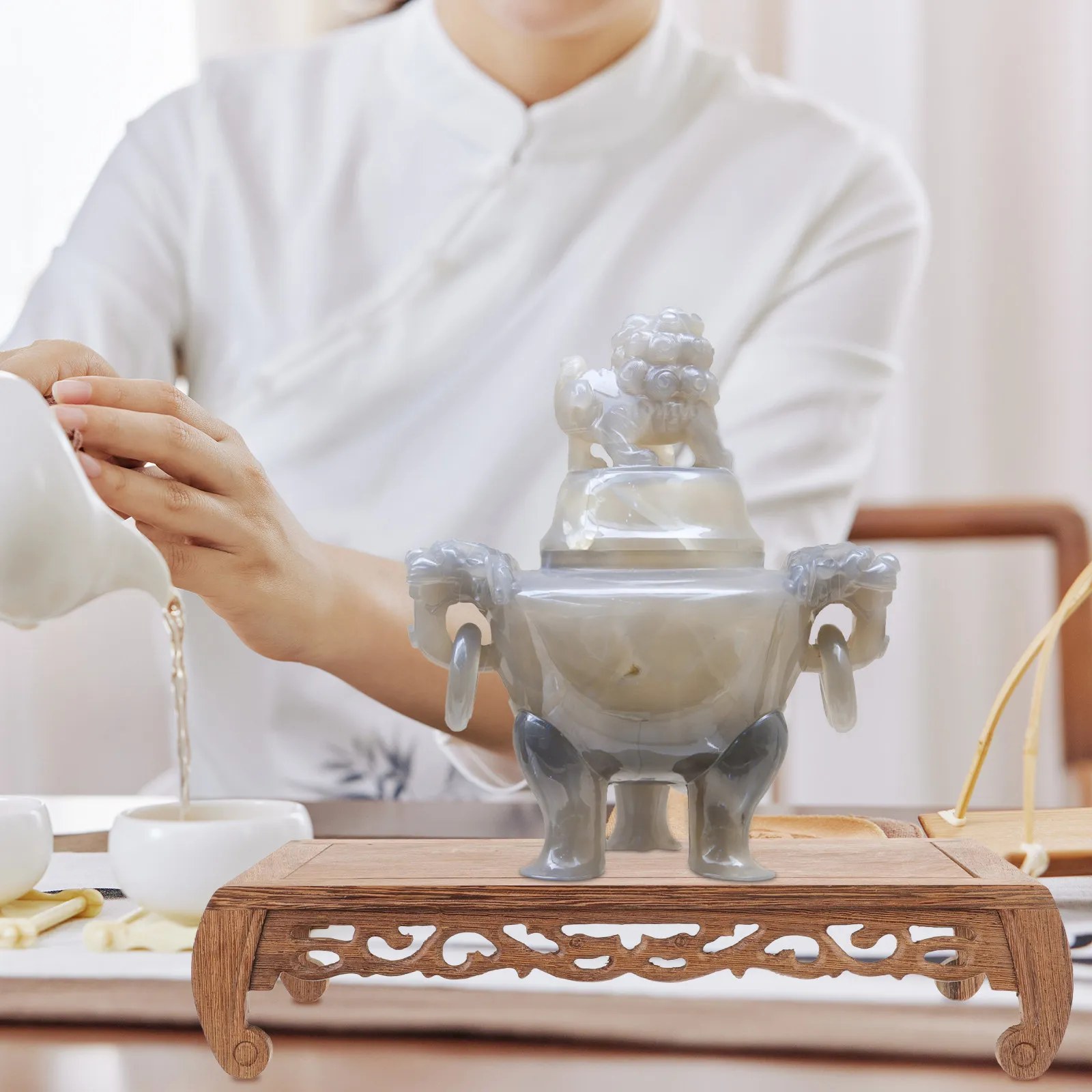 

Стойка-витрина из массива дерева для кофейни и розничного магазина: особый цвет, тонкая текстура, термостойкость