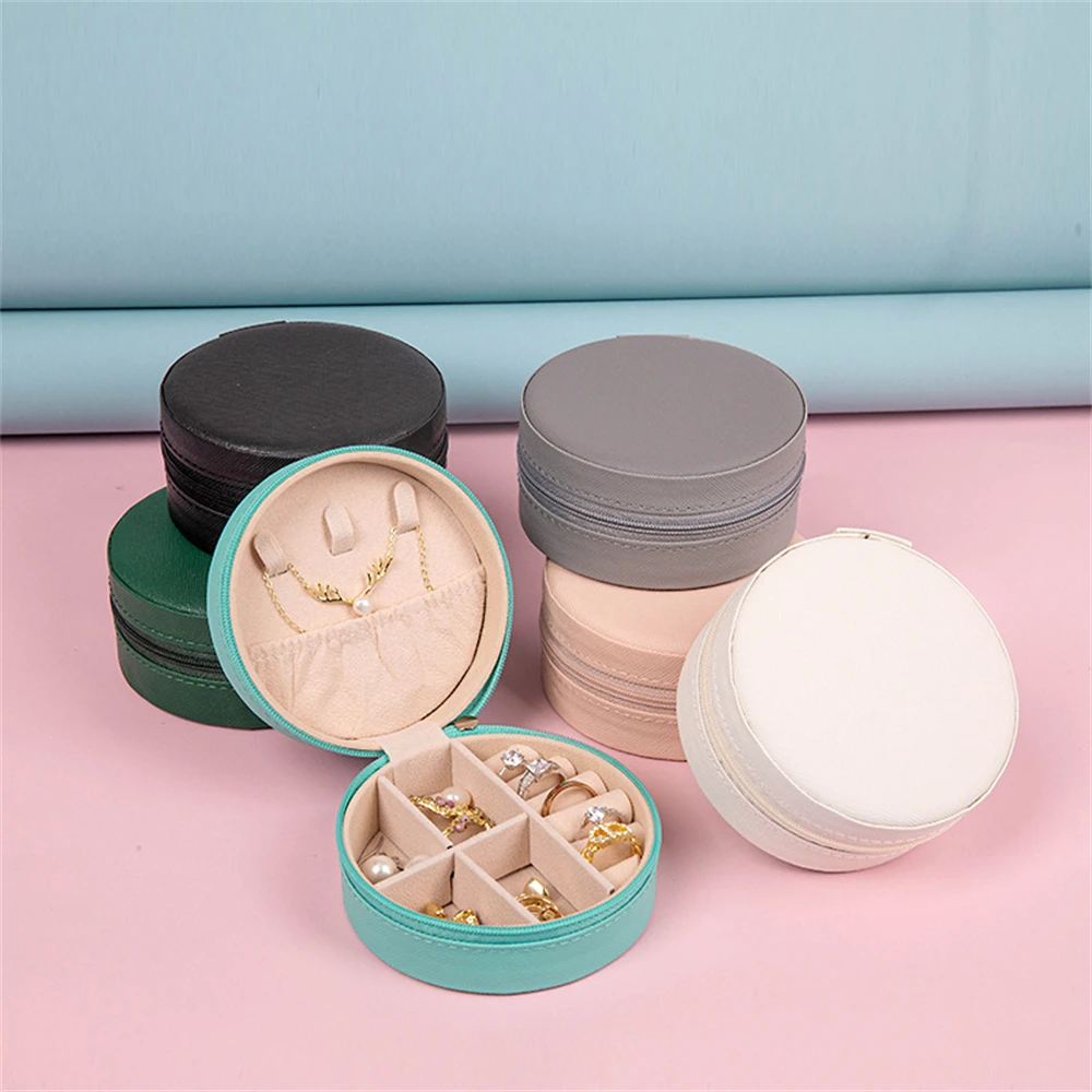 

1 шт., круглая шкатулка для драгоценностей, ожерелья, серьги, кольца, коробка для хранения, портативный дорожный футляр для ювелирных изделий из искусственной кожи, коробки