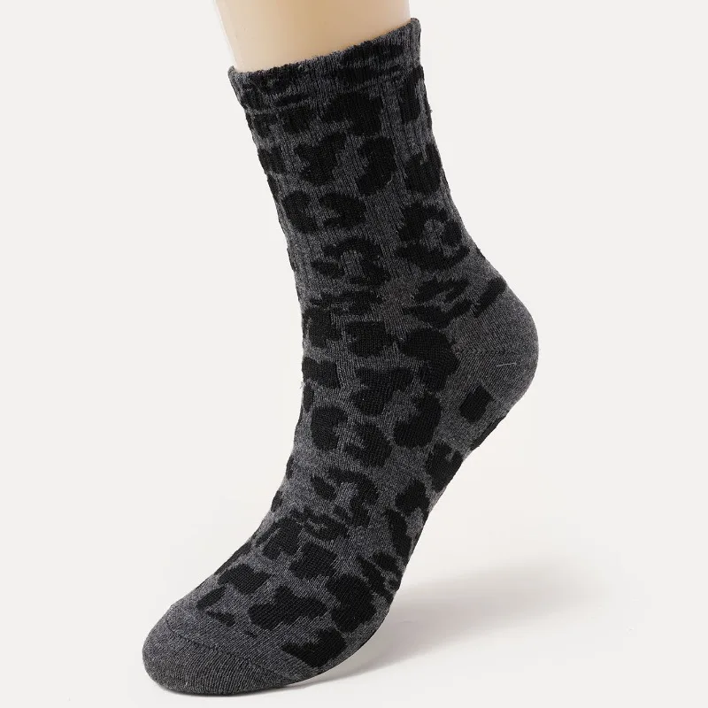 5PC Set Heißer Verkauf Sommer Leopard Print Socken Modische Explosive Straße Leopard Print Stil Unisex Mitte Rohr Socken