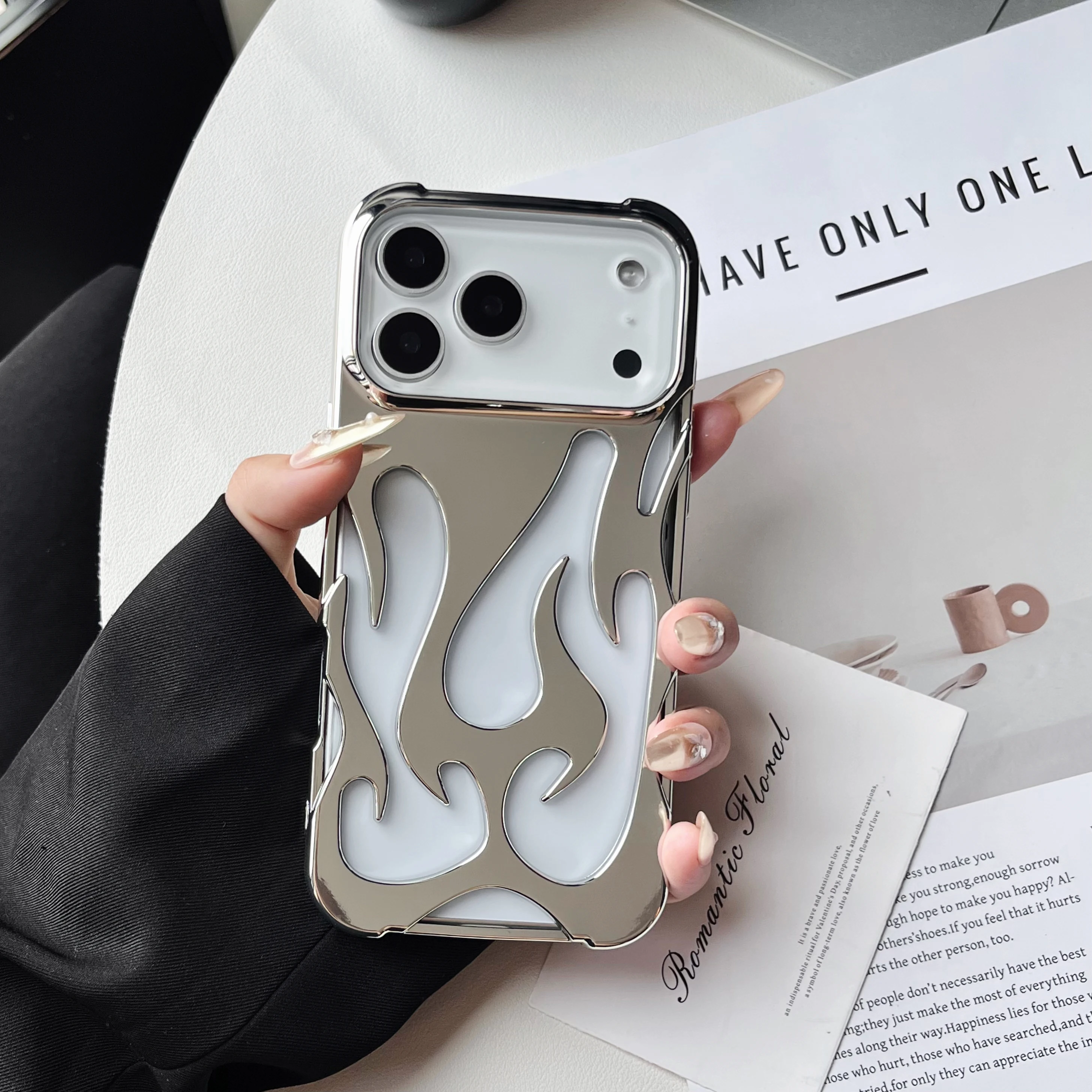 Luxuriöse 3D-Flammenmuster Hohle Schlanke Handyhülle für iPhone 18 17 16 15 14 13 12 11 Pro Max Air Stoßfeste Schutzhülle – Detail 4