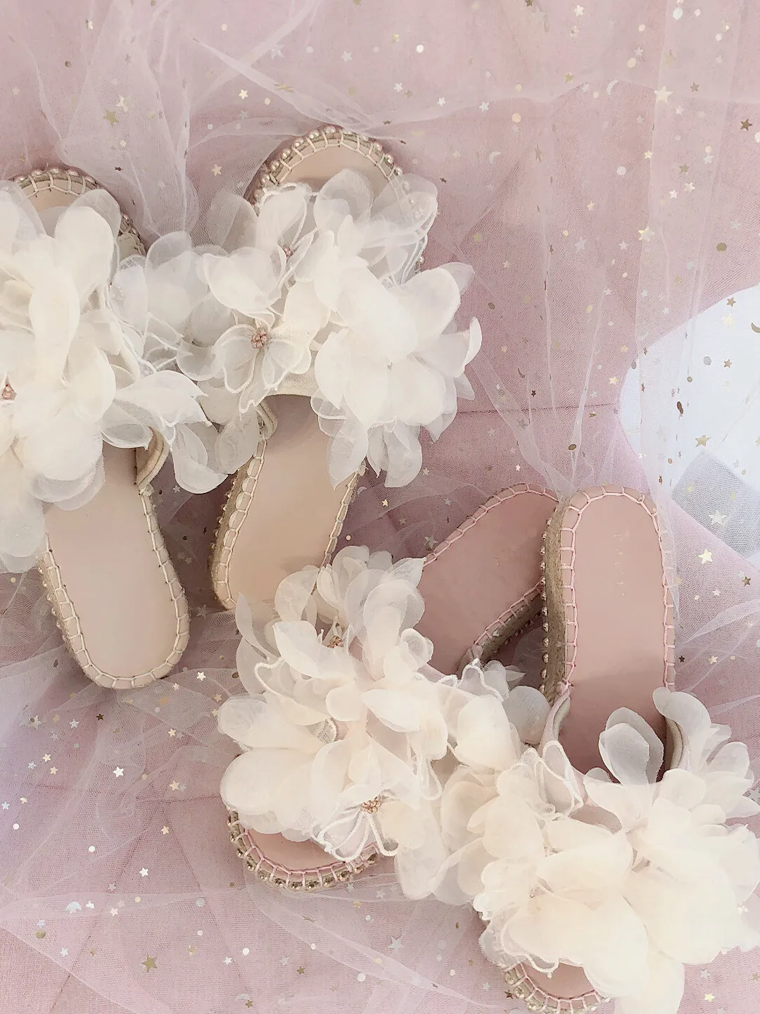Japanese Holiday Style Soft Yarn Three-dimensional Flower Rivets Straw Woven Exquisite Temperament Women's Slippers Beach Shoes