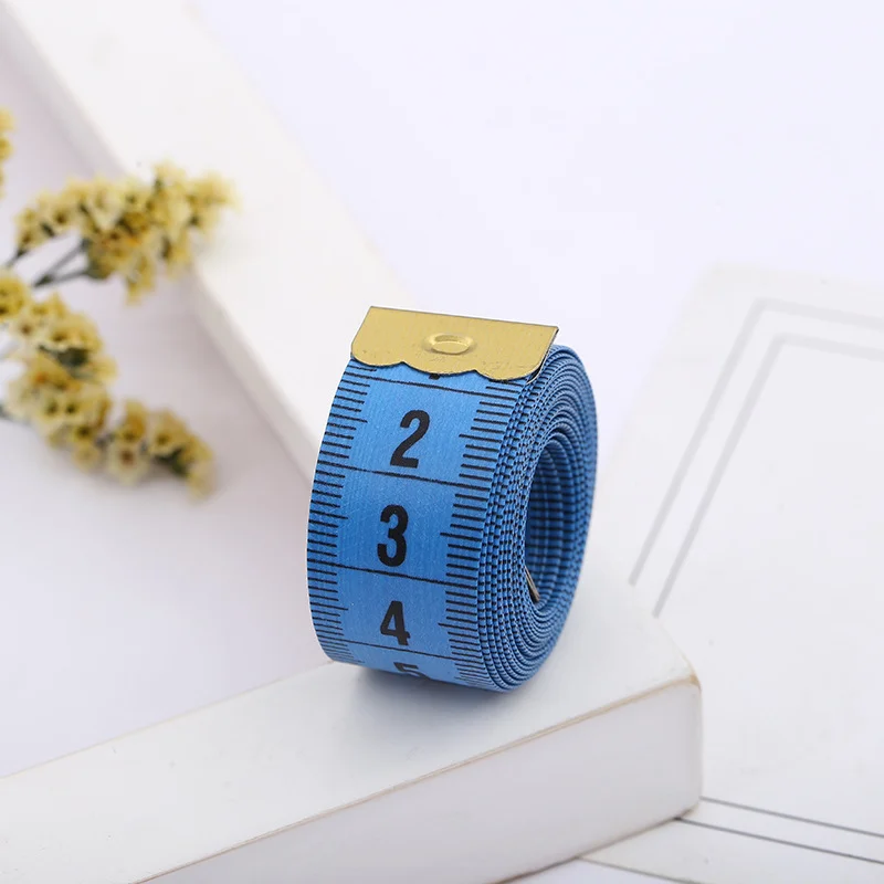 1 Stück doppelseitiges, weiches Nähband mit zwei Maßstäben (Zoll & Zentimeter) in zufällig sortierten Farben zum Basteln – Detail 5
