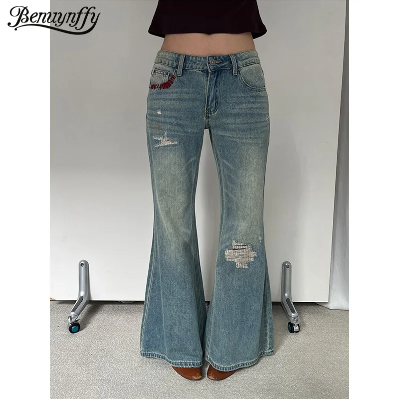 

Винтажные рваные джинсы Benuynffy Y2K с низкой посадкой для женщин, новинка весны 2026, корейский повседневный уличный стиль, универсальные расклешенные брюки с эффектом потертости