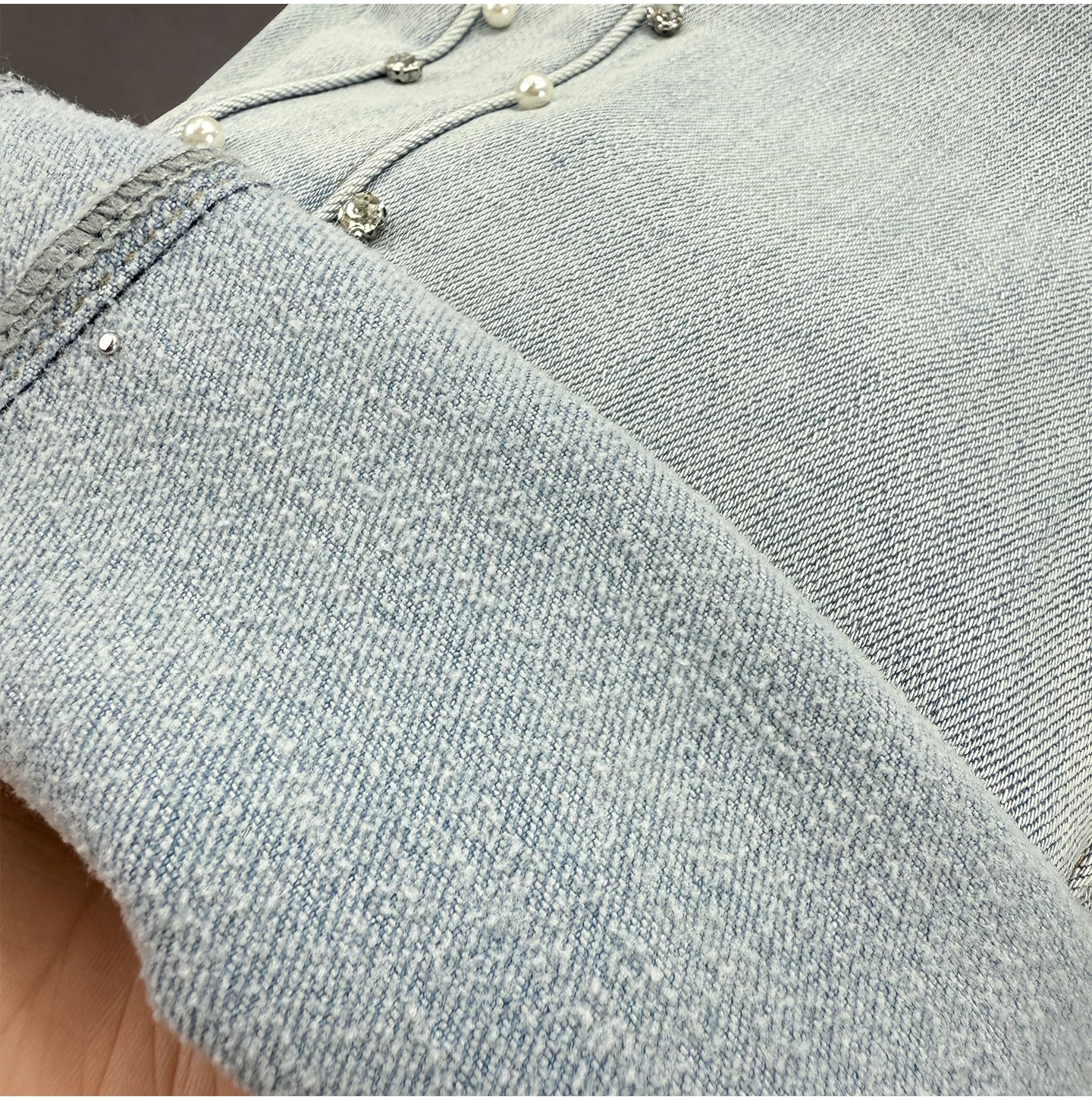 جينز متوهج من قماش الدنيم المصقول للنساء لخريف وشتاء 2025 سروال طويل جديد عالي الخصر بقصة ضيقة على الطراز الأوروبي مطرز بحجر الراين