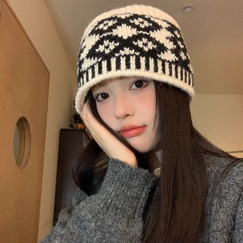 2025 vintage hat with small face and versatile diamond grid fisherman hat, big head circumference, knitted yarn hat, autumn and