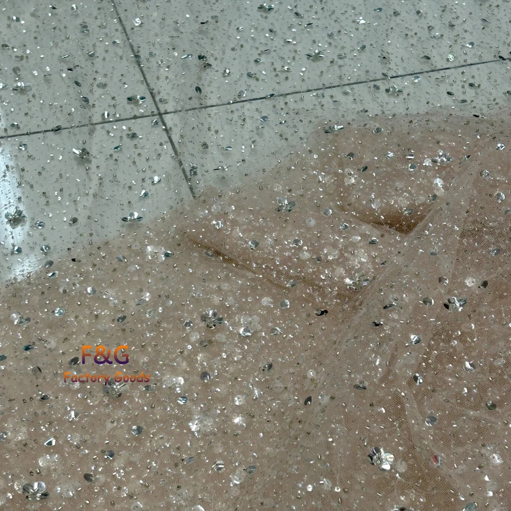 

Блестящая вышивка бисером и блестками, прозрачная сетчатая ткань, шитье женских платьев и детской одежды, декоративная ткань