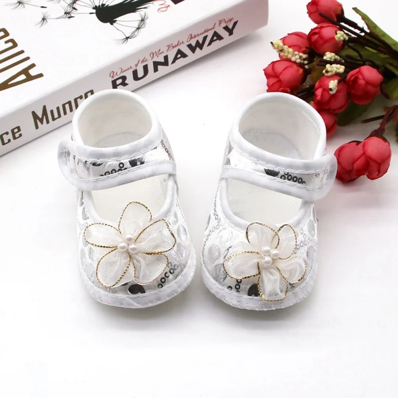 Zapatos antideslizantes para bebés y niñas, sandalias de suela suave con flores de perlas bonitas para primeros pasos, para primavera y otoño