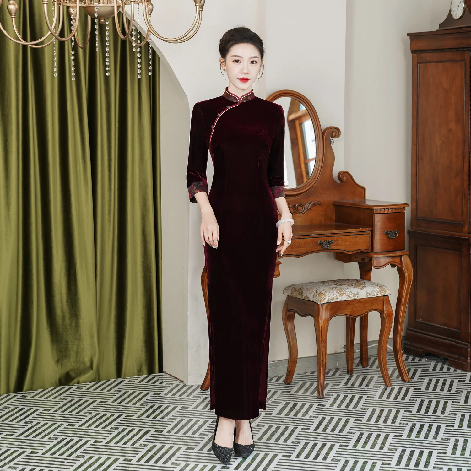 

Элитное бархатное красное длинное платье-ципао с вставками, китайский стиль, женская мода, весна 2025, из утолщенной золотой бархатной ткани