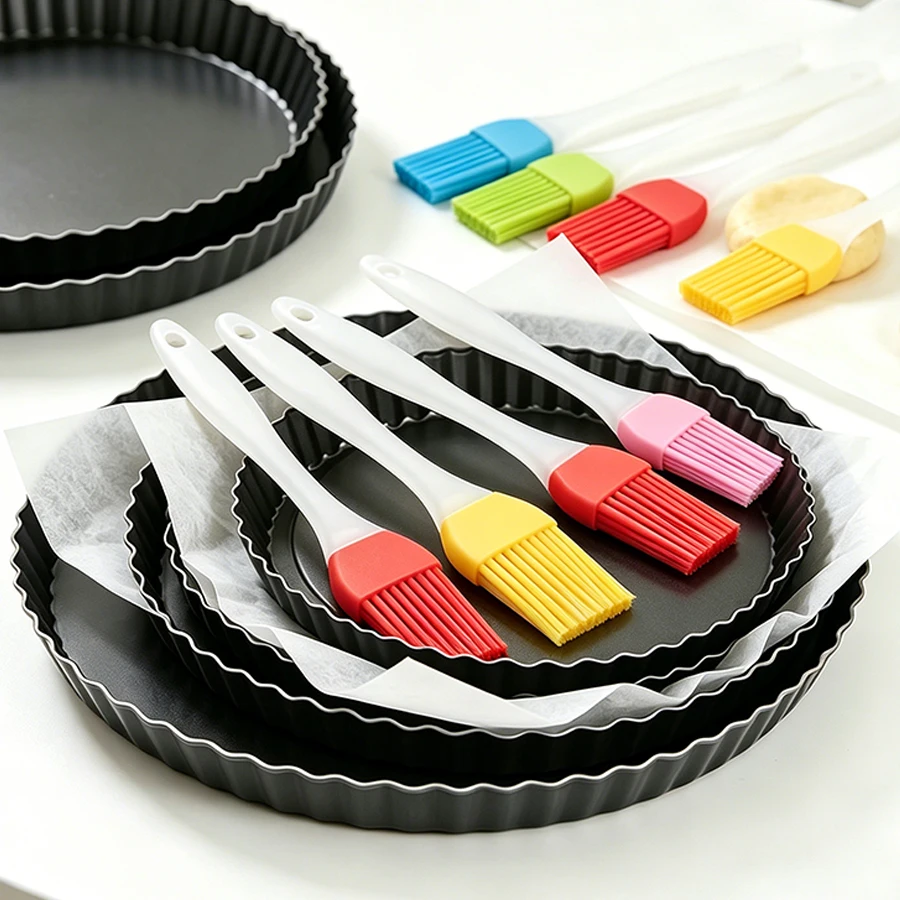 Non-Stick Fluted Tart Pan with Removable Bottom & Oil Brush(color random), Round Quiche Pie Pan, Carbon Steel Pizza Baking Dish,