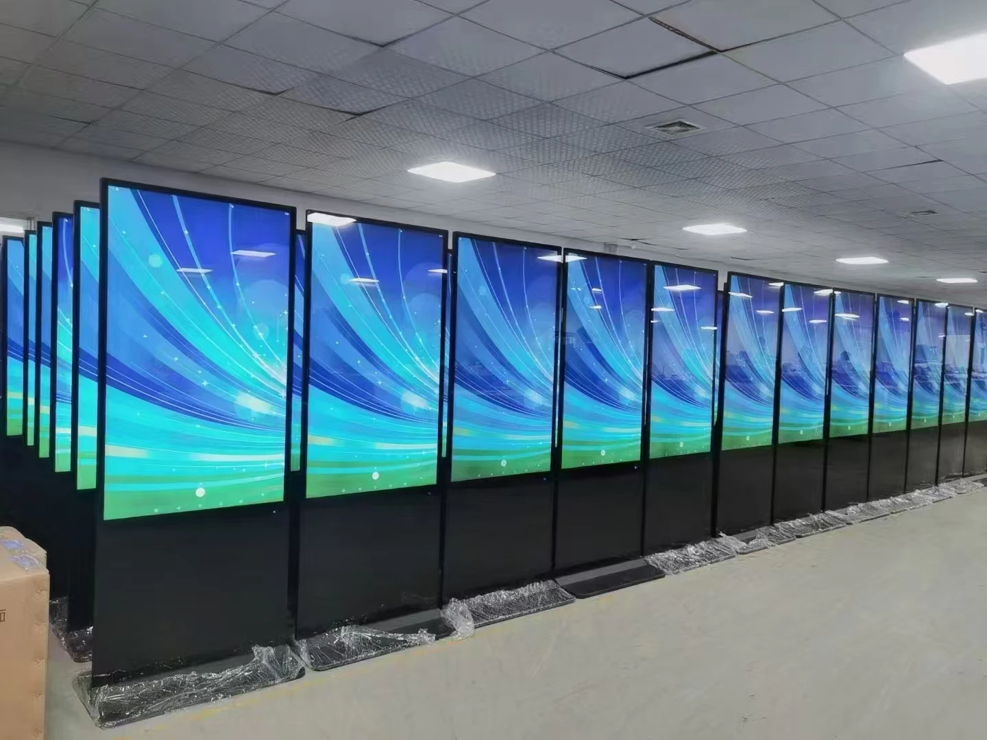 Display digitale pubblicitario LCD da pavimento IP66 da 55/65/75 pollici e segnaletica Supporto impermeabile per esterni Touch ad alta luminosità