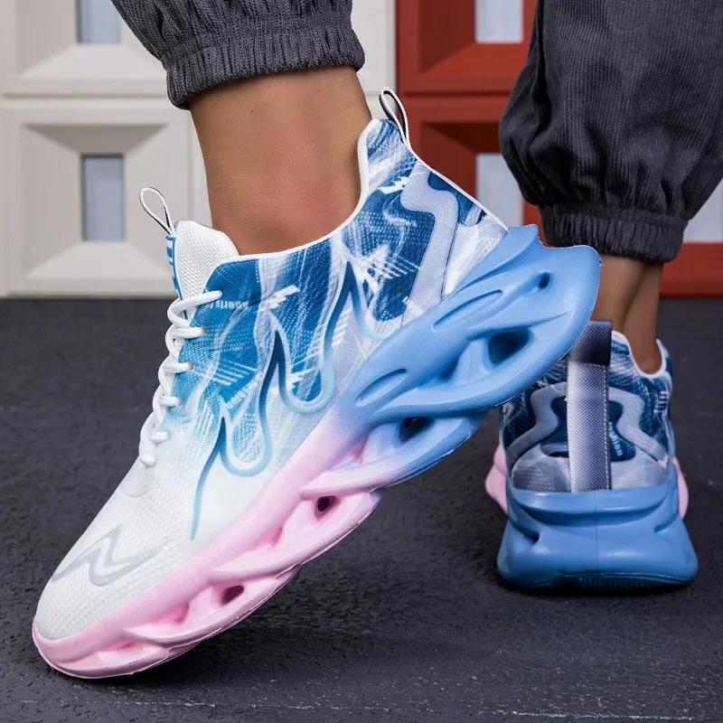 أحذية رياضية كاجوال للرجال قابلة للتنفس خفيفة الوزن مطبوعة باللهب أحذية رياضية صيفية للتنس والجري والمشي لمسافات طويلة للرجال