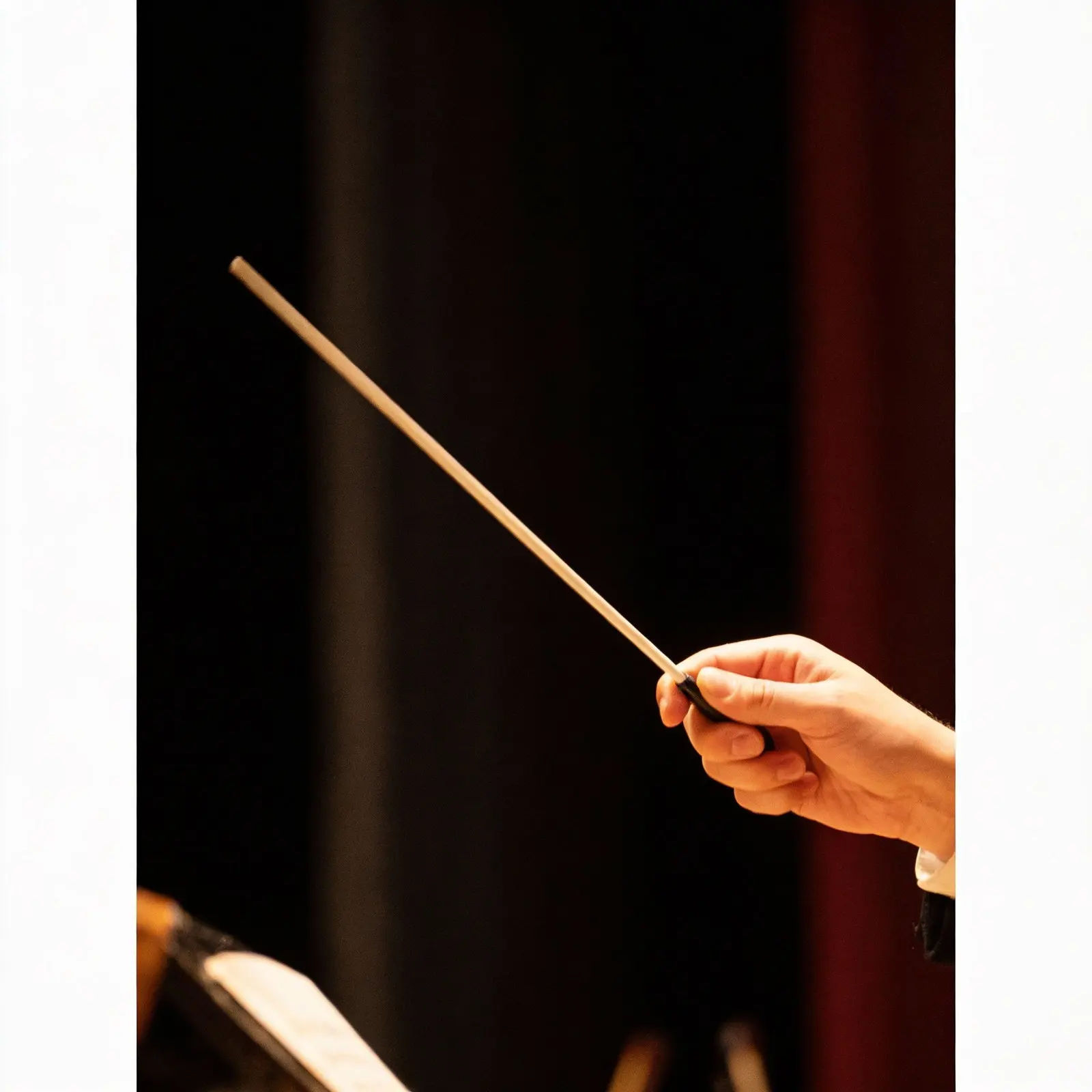 

Металлический дирижерский жезл с эргономичной ручкой для оркестра, концертного ансамбля, хора, с футляром для хранения