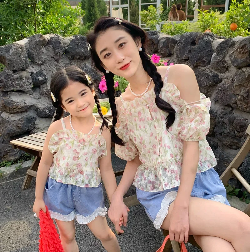 

Mom and Baby Girl Clothes 2023 Summer Beach Mother and Daughter Floral Blouse Denim Shorts Two Piece Outfits Women Fashion Sets