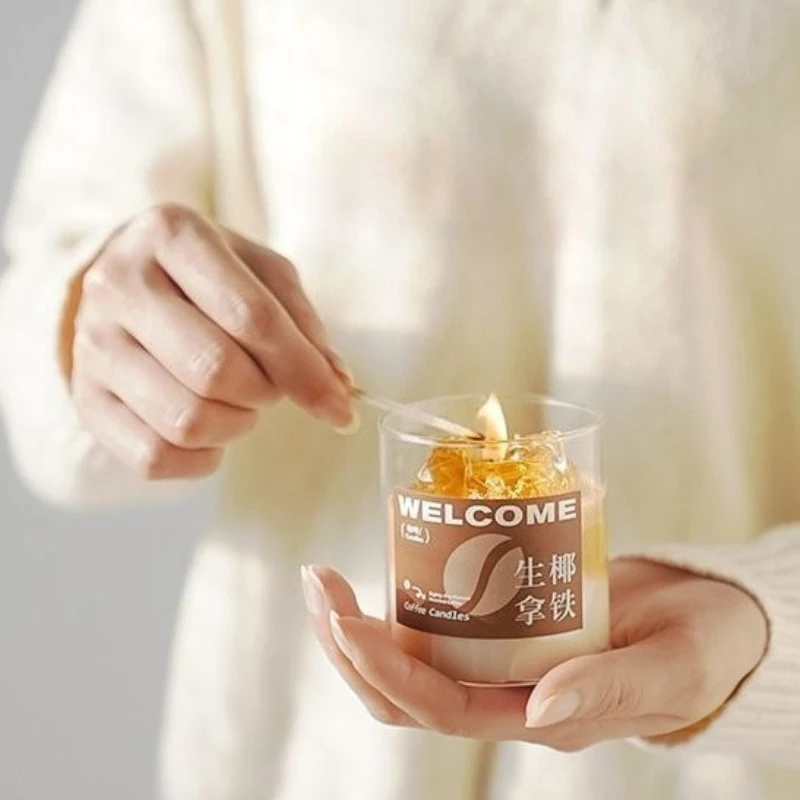شمعة معطرة على شكل كوب قهوة مصنوعة يدويًا من شمع الصويا مع تصميم مكعبات الثلج لديكور المنزل هدية مريحة للعلاج العطري لمحبي القهوة