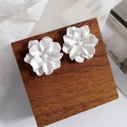 New Blooming Gardenia Stud Earrings Fashion White Acrylic Flower Earrings for Women Girls Party Elegant Jewelry Ear Accessories