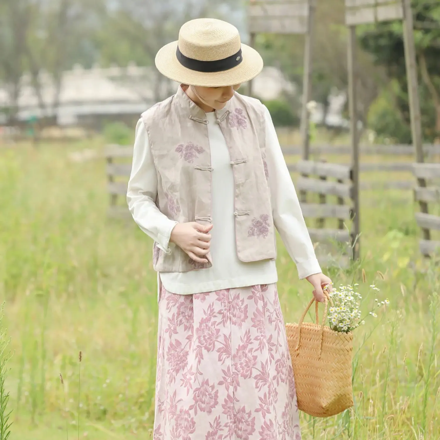 LZJN Autumn Linen Vest for Women, Elegant and Age-Defying, Versatile Embroidered Vest with Republic of China Era Style.