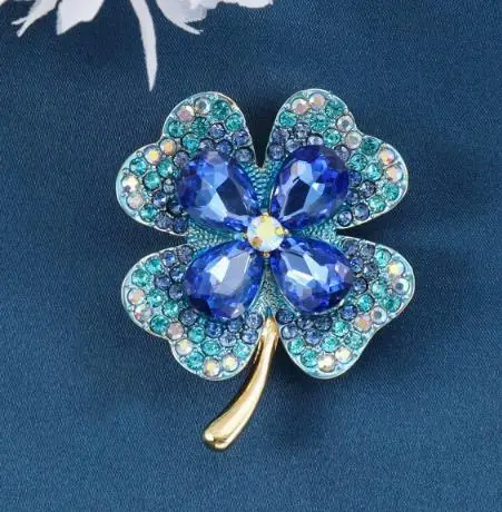 Broche incrustée de diamants simples pour femmes, trèfle à quatre feuilles, cristal, tempérament, style rétro, haut de gamme, nouveau