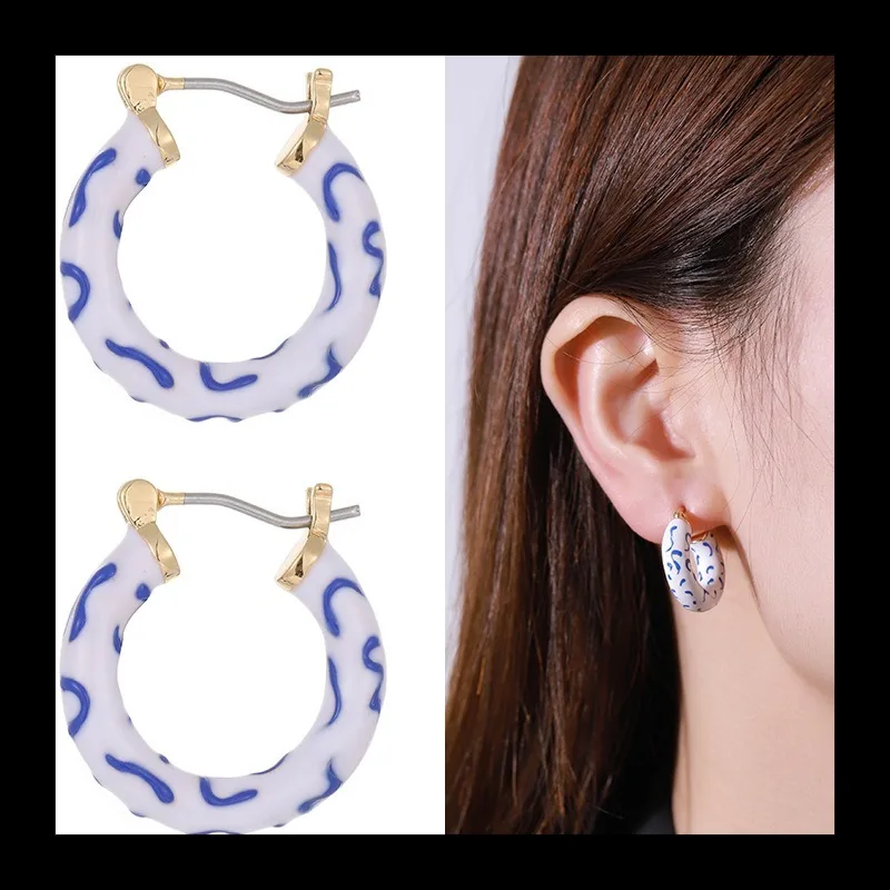 التصميم الأصلي سلسلة الخزف الأزرق والأبيض مطرز السيراميك اللؤلؤ الإناث البولكا نقطة المينا