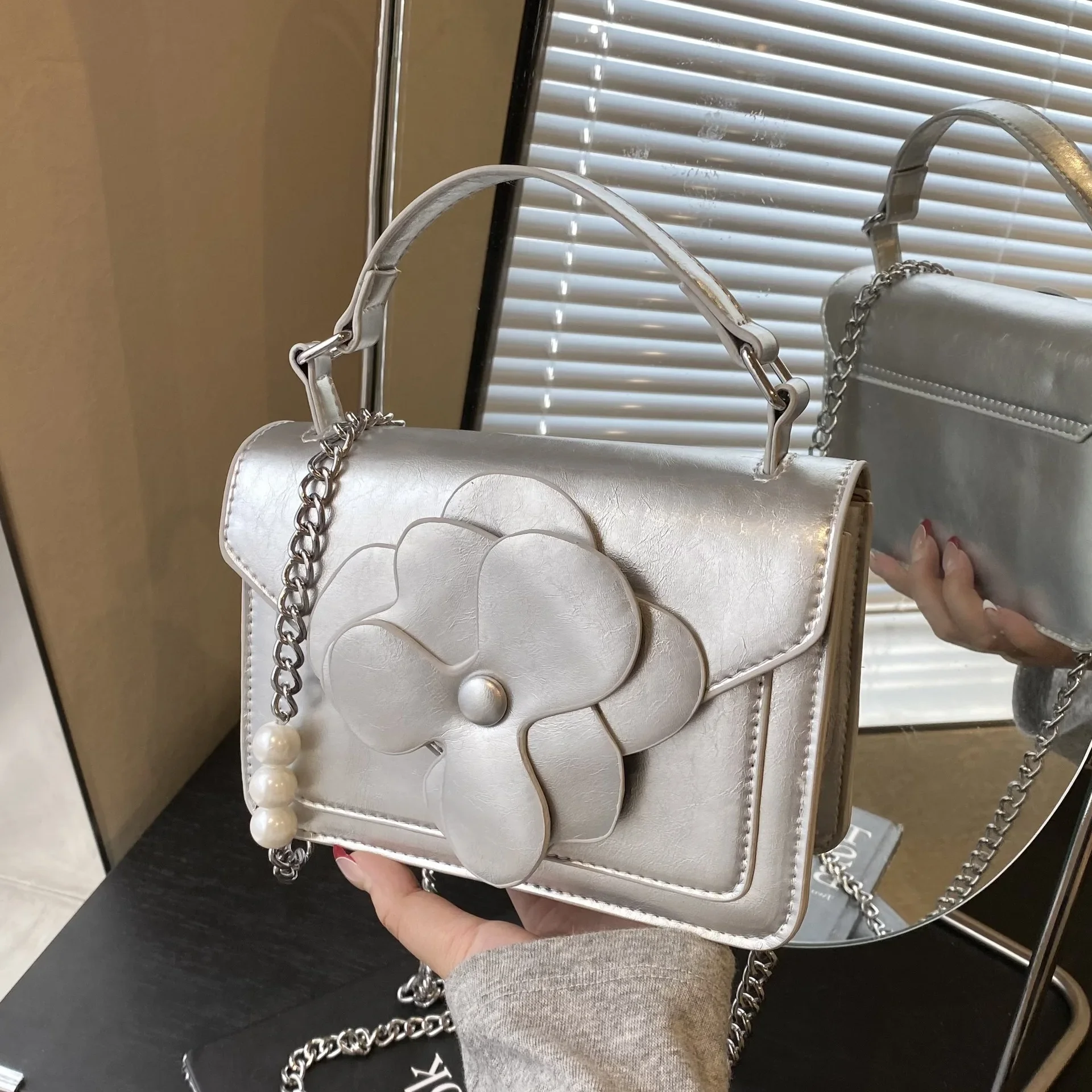 

Шикарные маленькие квадратные сумки с цветочным декором и клапаном для женщин, модная сумка через плечо из искусственной кожи с цепочкой, женские милые сумки