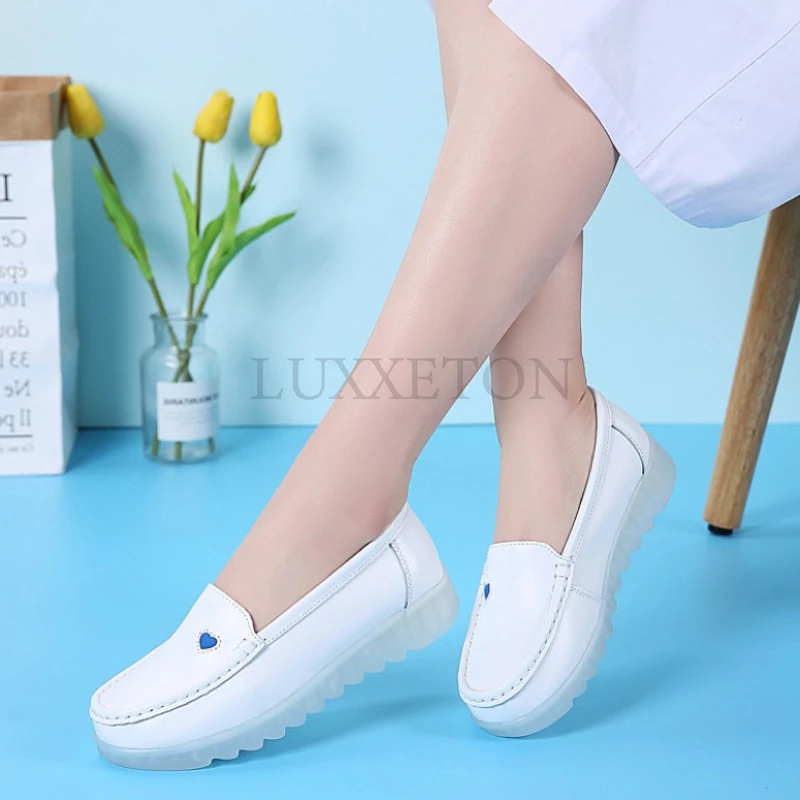 Scarpe da donna in pelle piatta Casual tacco a zeppa bianco suola morbida Slip on amorevole e confortevole scarpe da lavoro da infermiera madre