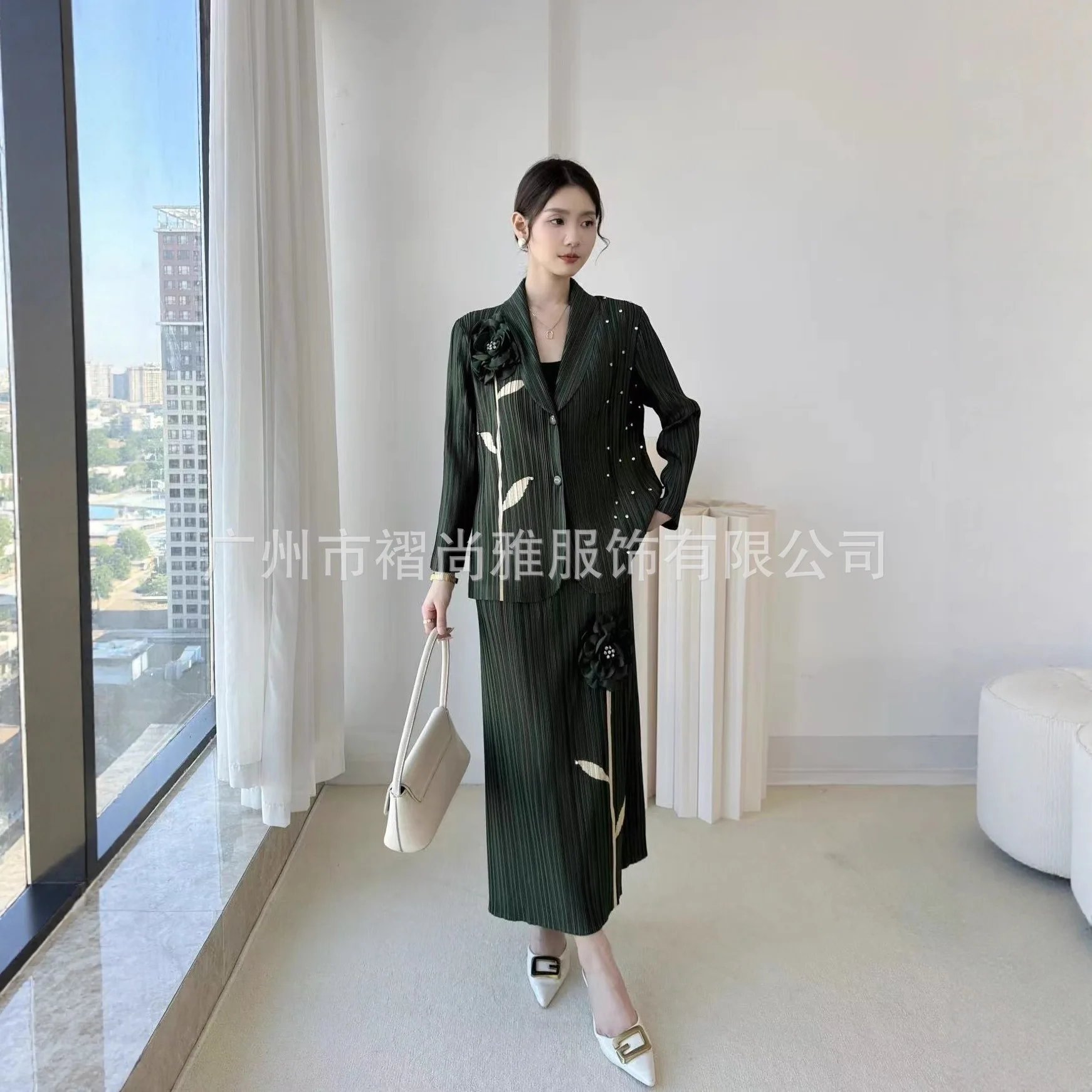 بدلة مياكي ذات ثنيات للسيدات لخريف وشتاء 2025 بدلة صغيرة جديدة بأكمام طويلة ومزاج الشيخوخة بدلة مكونة من قطعتين #3