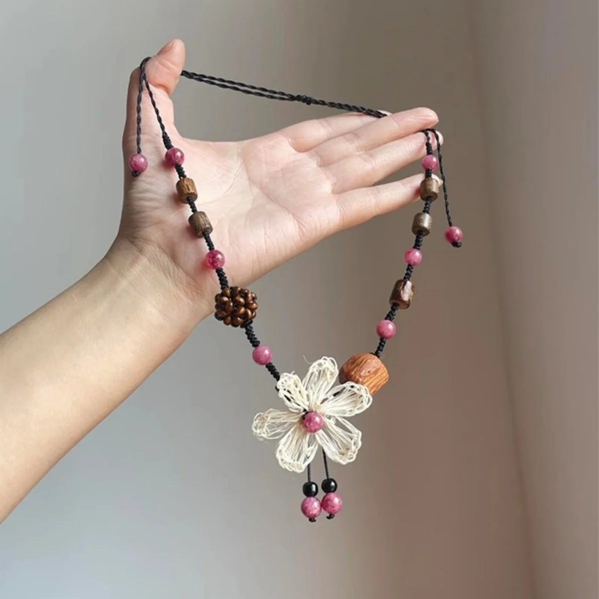 Ethnische handgewebte Strohblumen-Anhängerkette für Frauen, rosa Naturstein, Holzperlen, lange Kette, Pulloverkette, Boho-Schmuck – Detail 23