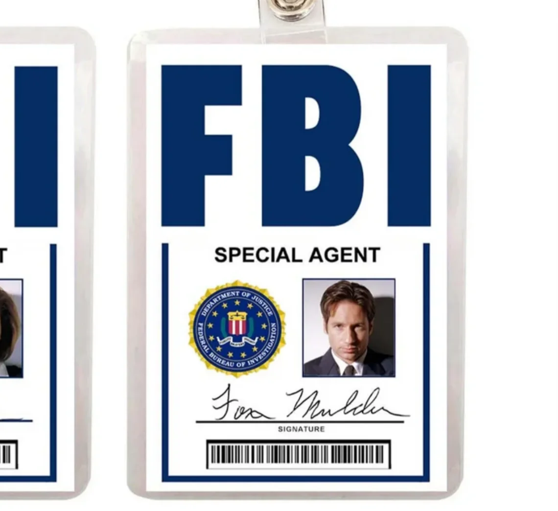 Set de 2 insignias coleccionables de X-Files: diseño de Dana Scully y Fox Mulder, del FBI. Ideal para los fans de la serie de televisión.
