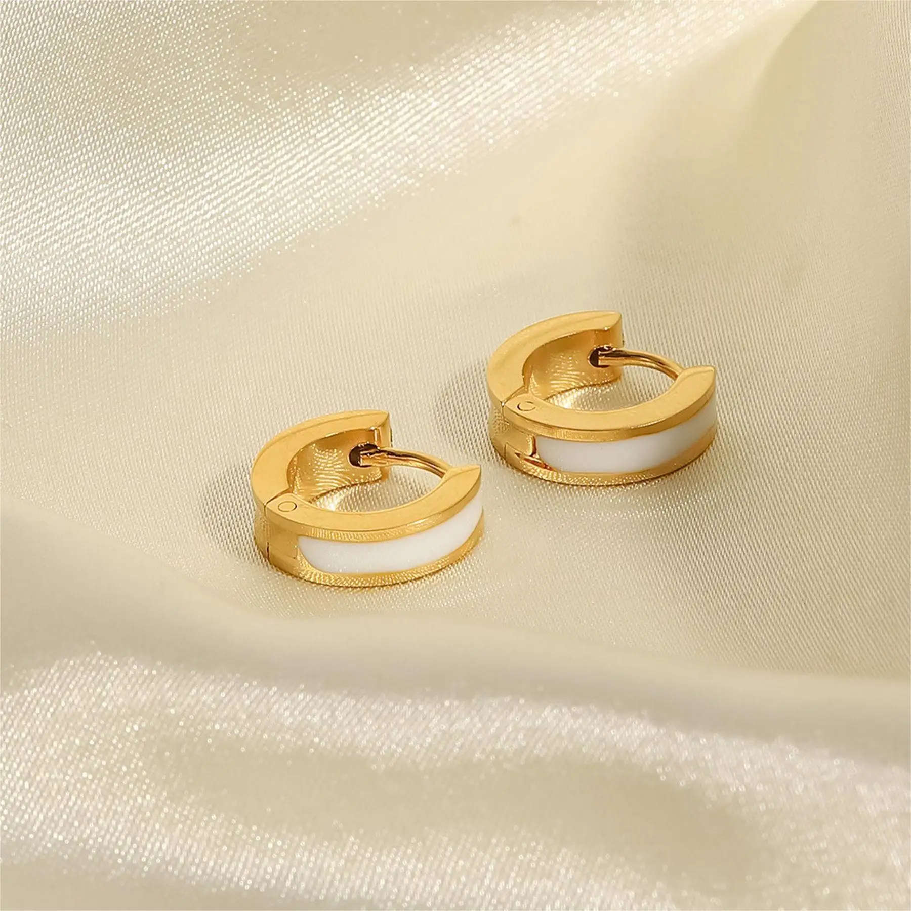 CARLIDANA Premium Ins Style 18K pozłacane kolczyki Mini Hoop nieblaknące kolczyki emaliowane ze stali nierdzewnej dla pań kobiet — zdjęcie 7