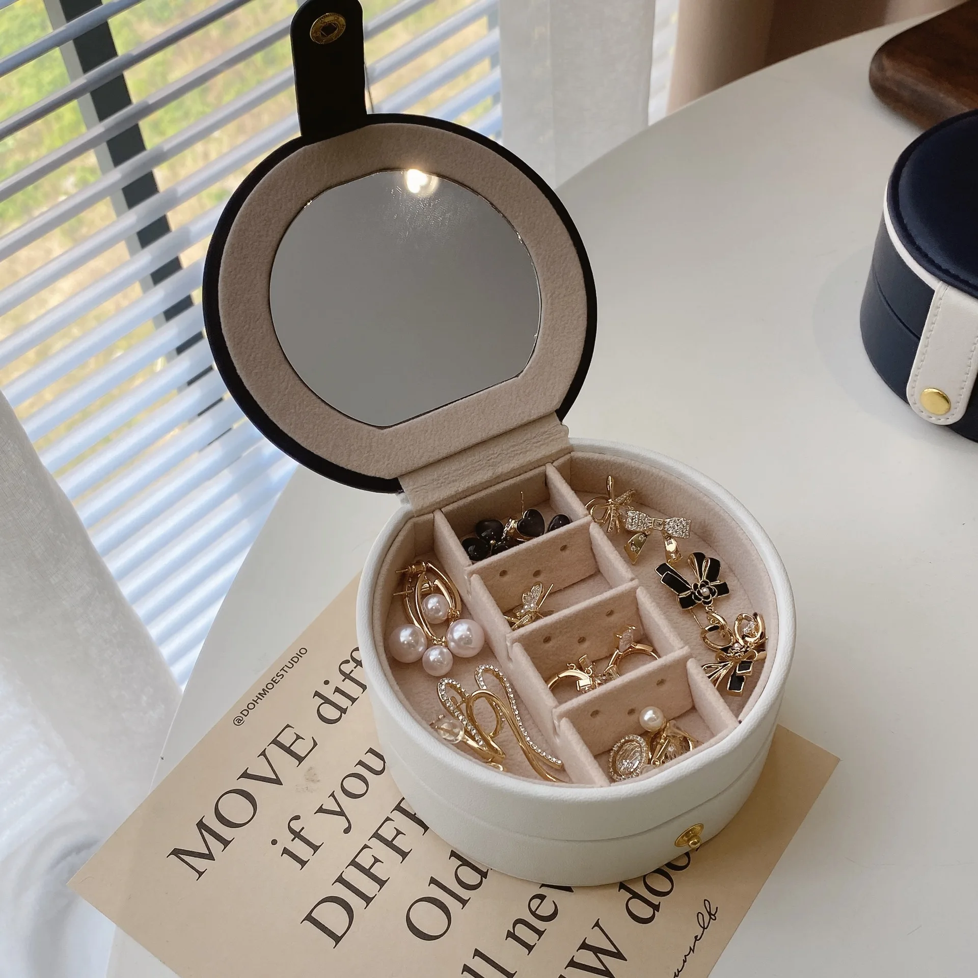 

Portable Round Two Layers PU Leather Jewelry Storage Box With Makeup Mirror Inside Multi Functional For Necklace Ear Studs Rings