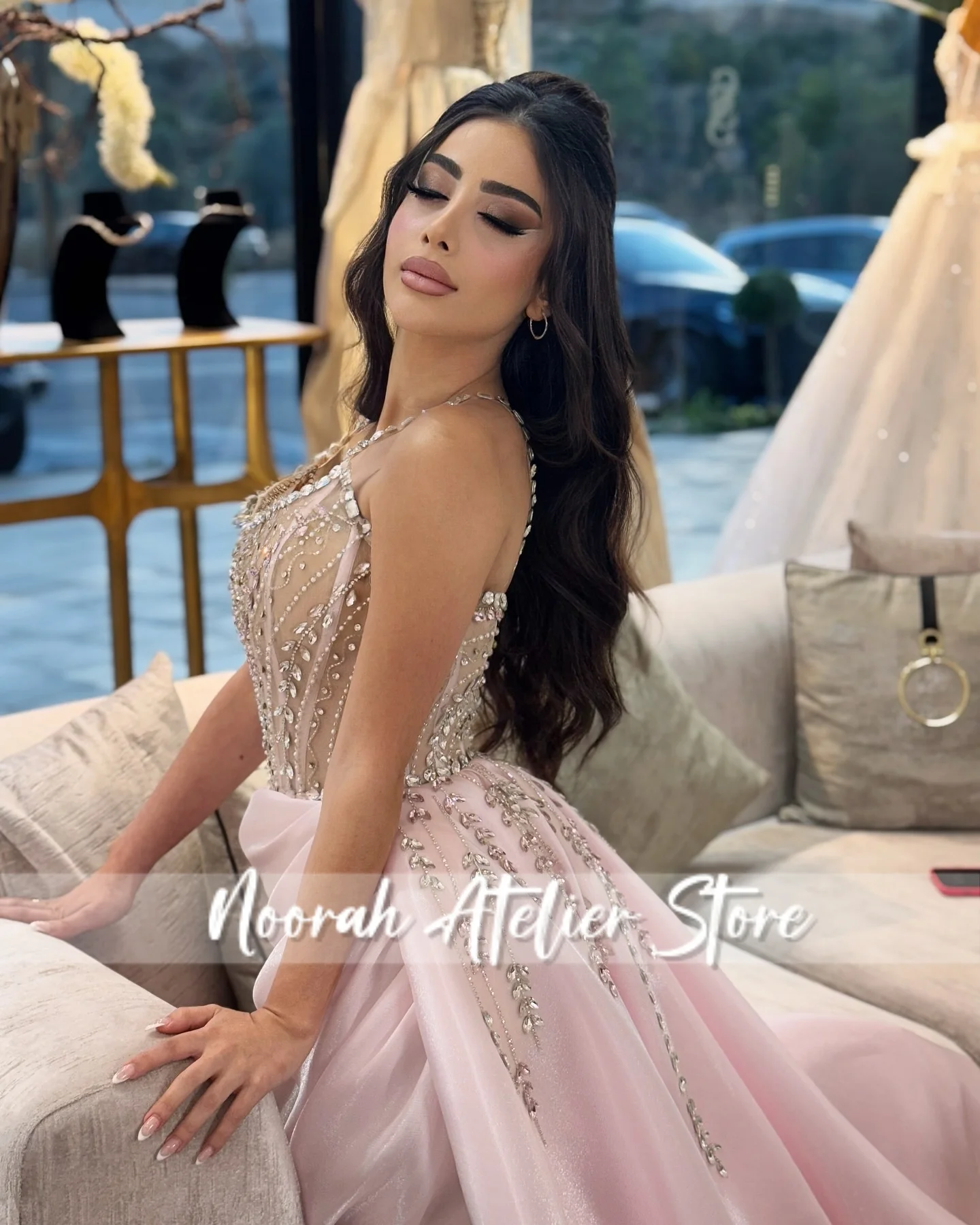 Nuevos Vestidos de Noche de lujo con cuello Halter y cuentas de color rosa brillante para mujer, vestido de novia plisado con abertura, Vestidos largos de Arabia Saudita personalizados