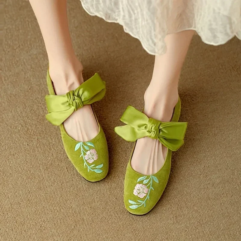 

2024 Traditional Embroidered Shoes Silk Satin/Imitation Suede Bow Flat Pearl Skirts Sandals 34-41 Round Toe Ballet Flats