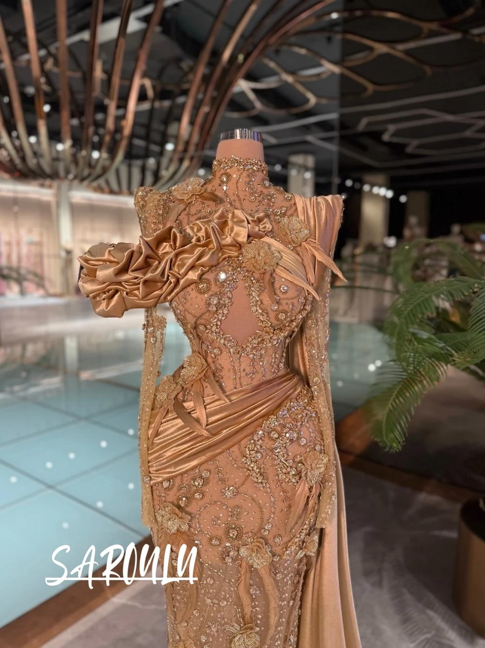 

Elegant Gold Mermaid Evening Gown Heavy Beaded 3D Floral Embroidery Satin Overlay Formal Prom Party Wedding Dress Customized