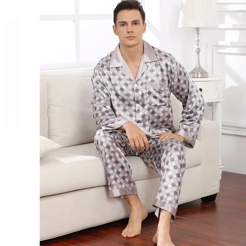 

Шелковая атласная пижама для подростков. Уютная мягкая шелковая атласная рубашка с длинными рукавами и принтом. Мужские топы + брюки. Мужская шелковая пижама из двух предметов.