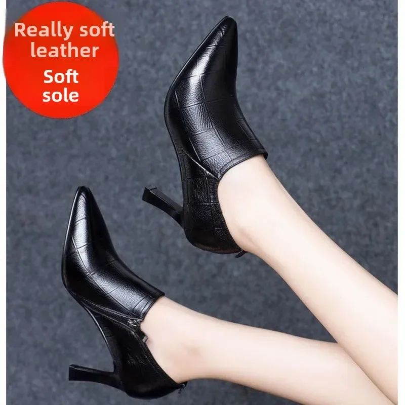 

Черные туфли на высоком каблуке с глубоким вырезом. Женские модные универсальные короткие ботинки с острым носком. Мягкие кожаные ботильоны в британском стиле.