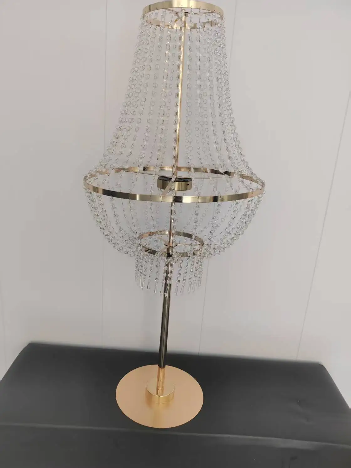 126 cm hoher goldener Metall-Blumenständer, batteriebetrieben, kabellos, für Hochzeitsfeiern, Esstischdekoration, Gangmarkierung, Ava – Detail 3
