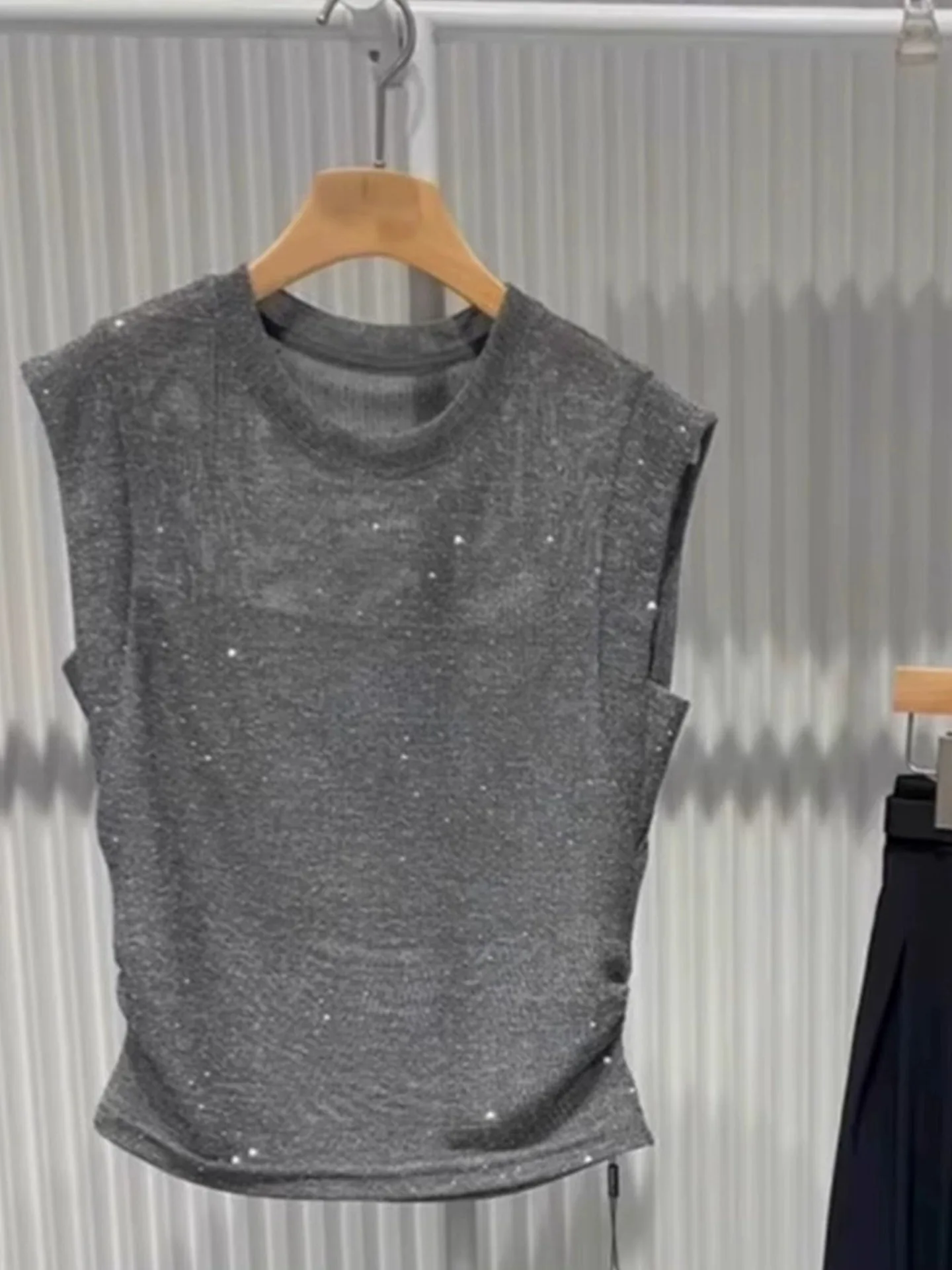 

Chic Pleated Design Sleeveless Knitted Vest Soft Skin-friendly Summer Versatile Women's Top Commute Style Straight Cut Knitwear