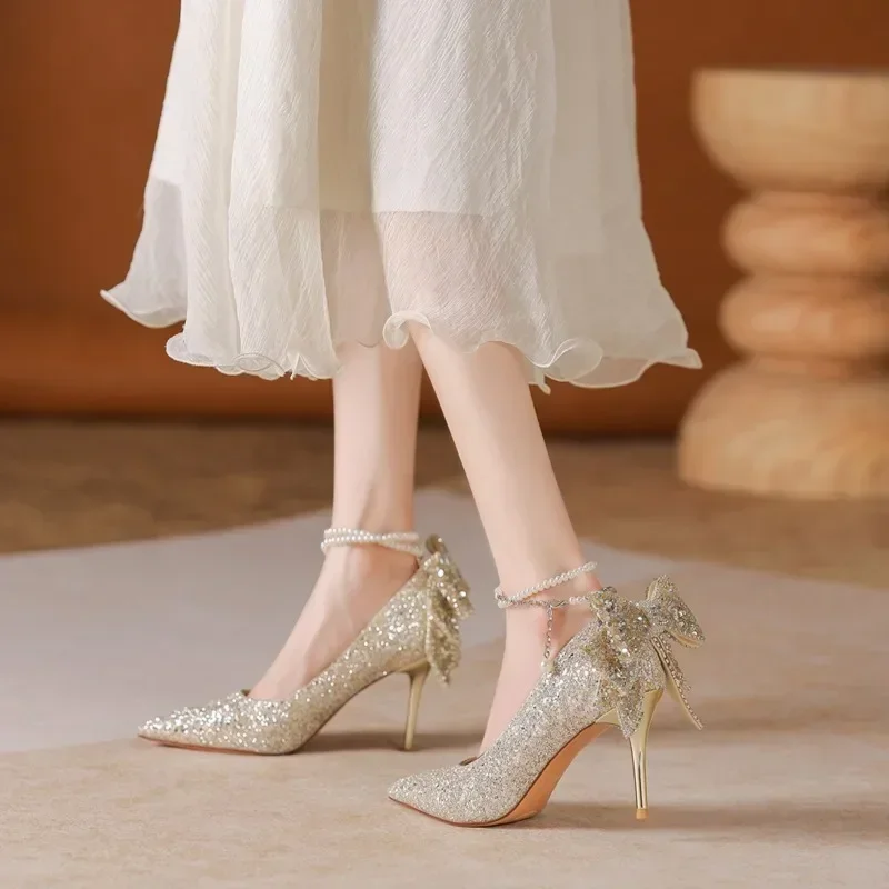 Zapatos de tacón lujosos con lazo de diamantes de imitación para mujer, cadena de perlas y lentejuelas, tacones altos cómodos, zapatos de fiesta y boda, otoño 2024