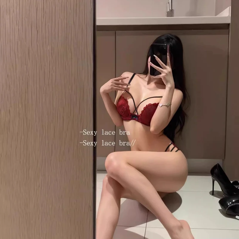 セクシーな赤いレースのバックレス・プッシュアップブラ 粘着式ブラレット 小胸の女性向け ノーストラップ・インビジブルランジェリー デートナイト用