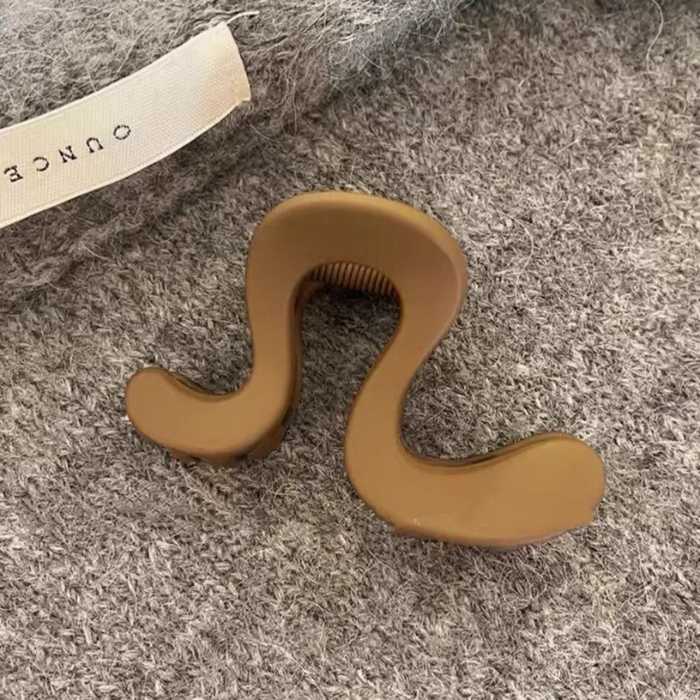 

Simple Casual Acrylic Hair Claw Large Matte Finish Shark Clip Irregular Shape Lightweight Ponytail Clip Women Hair