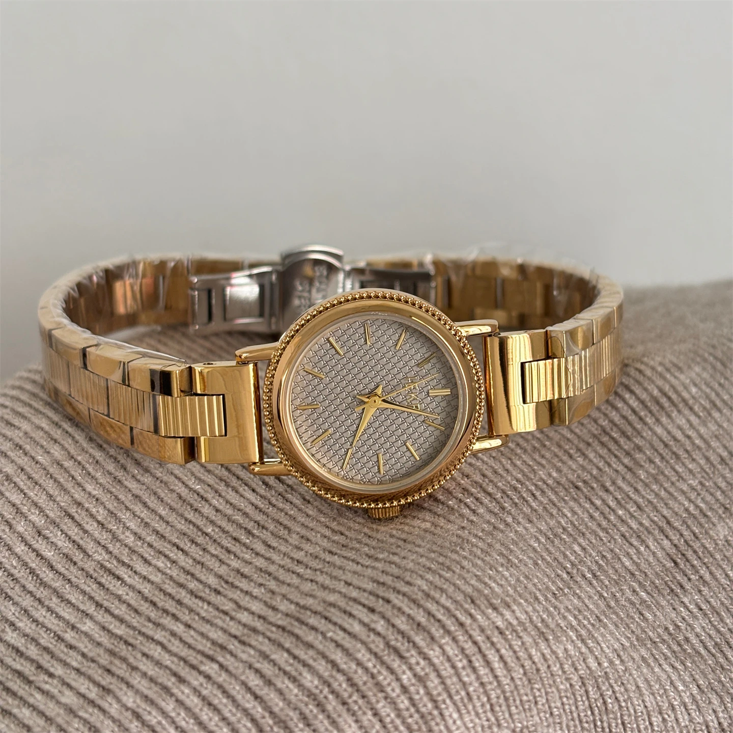 

New Stylish And Versatile Women'S Watch With A Small Round Dial And Chain Strap A Sophisticated And Elegant Timepiece For Women.
