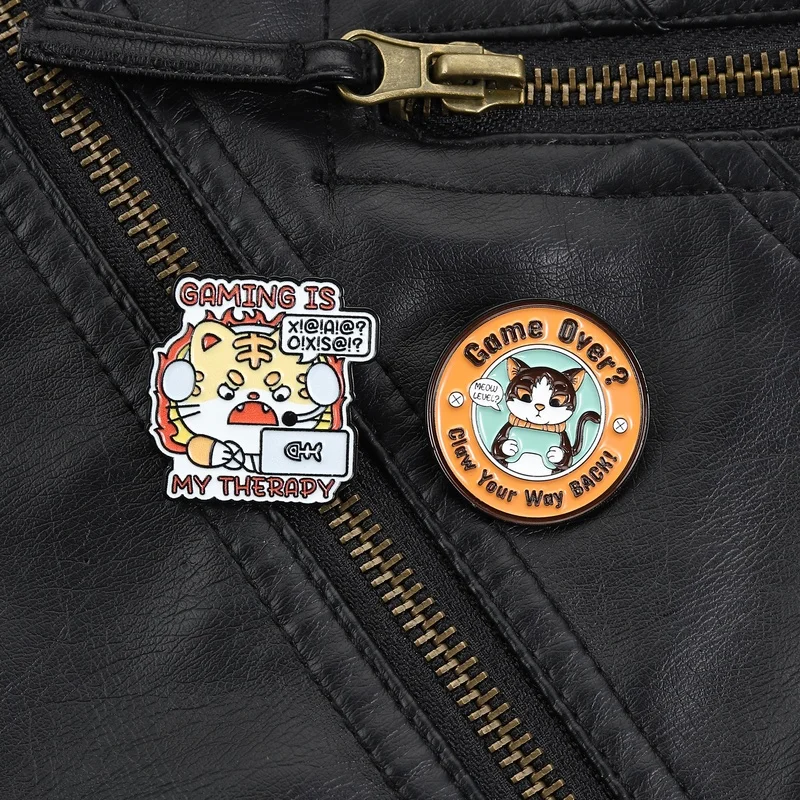 Épinglette en émail mignonne pour gamers : Tigre frustré avec écouteurs et chat noir déterminé – Accessoire relatif aux jeux pour les passionnés