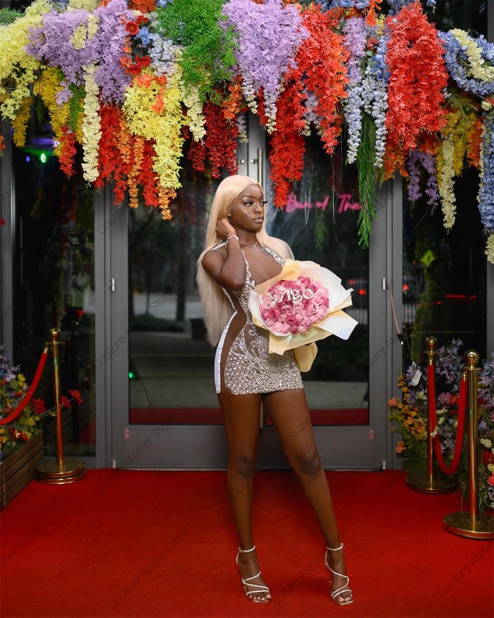 Mini vestidos de cóctel plateados sexys para niñas negras vestido de Baddie de cristal con cuentas para cumpleaños vestido Formal de malla con cuello redondo personalizado