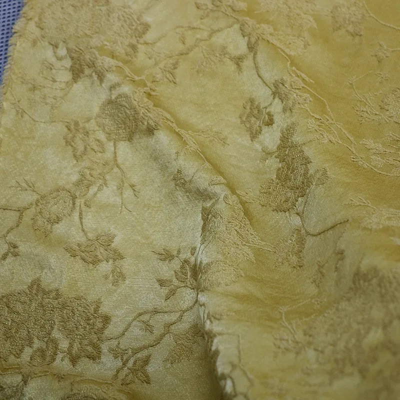 

The 45 momme silk and wool blend jacquard traditional method peel plant-dyed autumn winter suit fabric is now available